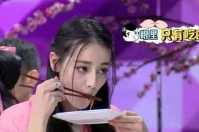 吃瓜爆料迪丽热巴,瓜田里的甜蜜瓜果，揭秘明星背后的故事